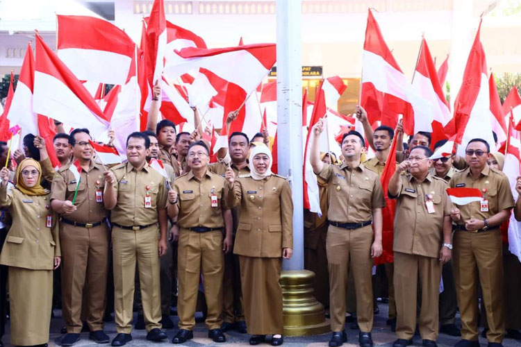 Sambut Bulan Kemerdekaan RI, Gubernur Khofifah Ajak Masyarakat Kibarkan ...