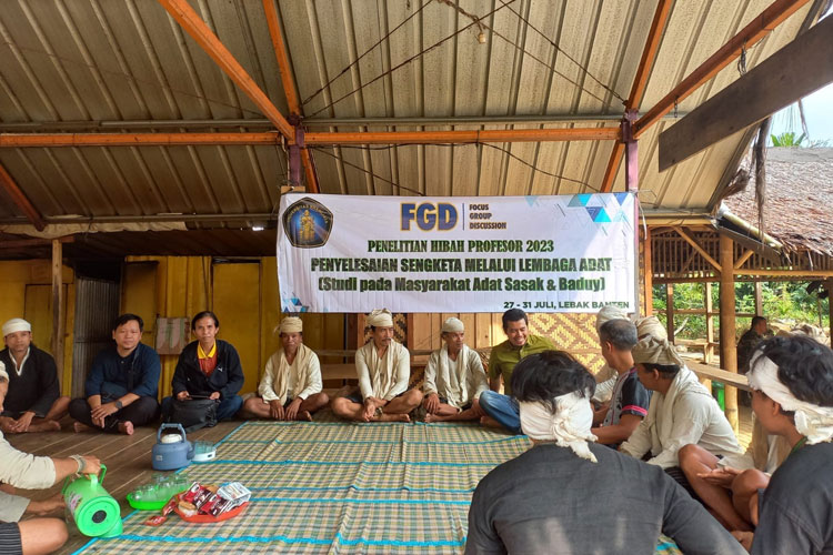 Teliti Penyelesaian Sengketa di Lembaga Adat Baduy, Guru Besar FHUB Temukan Hal Unik