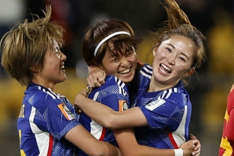 Hinata Miyazawa Jepang (tengah) merayakan dengan Risa Shimizu (kanan) dan Honoka Hayashi setelah mencetak gol keduanya saat Jepang menang 4-0 atas Spanyol selama Piala Dunia Wanita di Wellington, Senin siang tadi. (FOTO: Japan Times/Reuters)