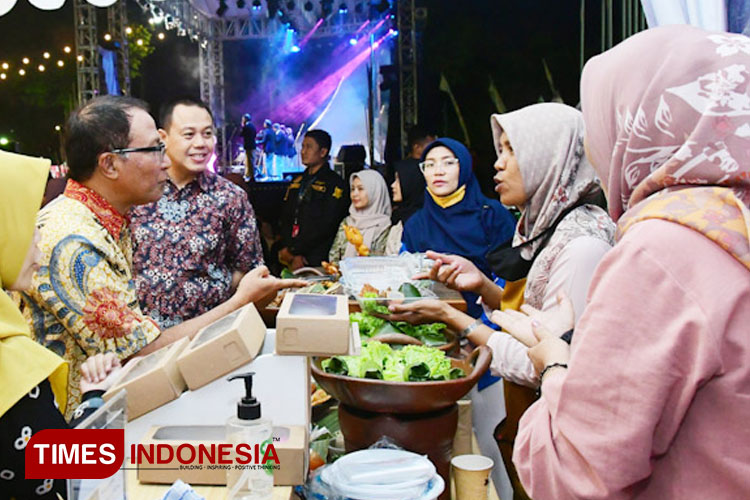 SEVP Operasi, I Ketut Rusnaya saat menemui pelaku UMKM di Festival Petro Nite (Foto: Akmal/TIMES Indonesia).