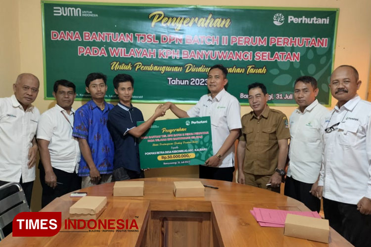 Perhutani Banyuwangi Selatan Bantu Pembangunan Plengsengan Penahan Tebing di Desa Kabonrejo