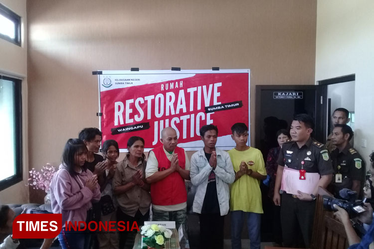 Para pelaku dan korban bersama keluarga usai melakukan restorasi justice yang dilakukan Kejari Sumba Timur. (FOTO:Habibudin/TIMES Indonesia)