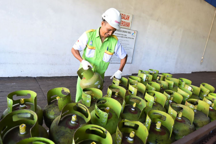 Pasokan LPG 3 kg di pangkalan resmi Pertamina.(Dok.Humas Pemprov Jatim) Foto 2 : Gubernur Khofifah saat meninjau agen LPG di Kota Batu.(Dok.Humas Pemprov Jatim) 