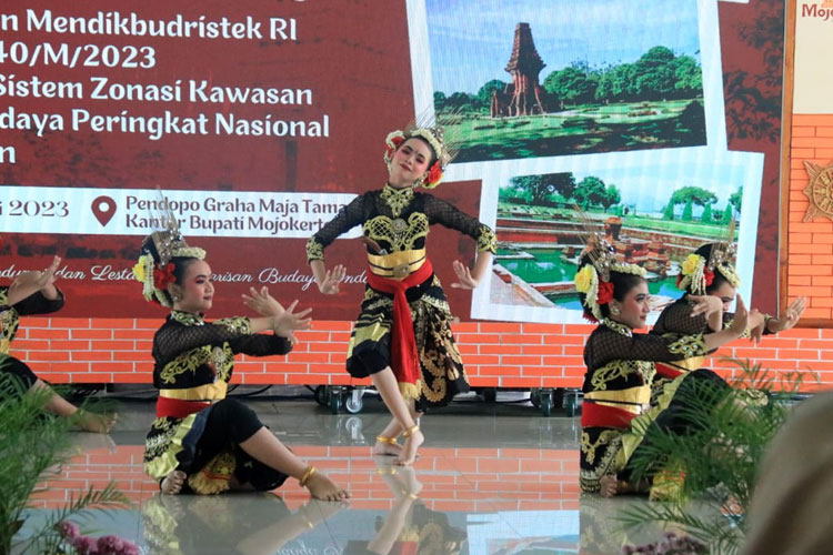 Penampilan tari dalam agenda sosialisasi peraturan Kemendikbudritestek di Graha Maja Tama, Senin (31/7/2023) (Dok. Kominfo)