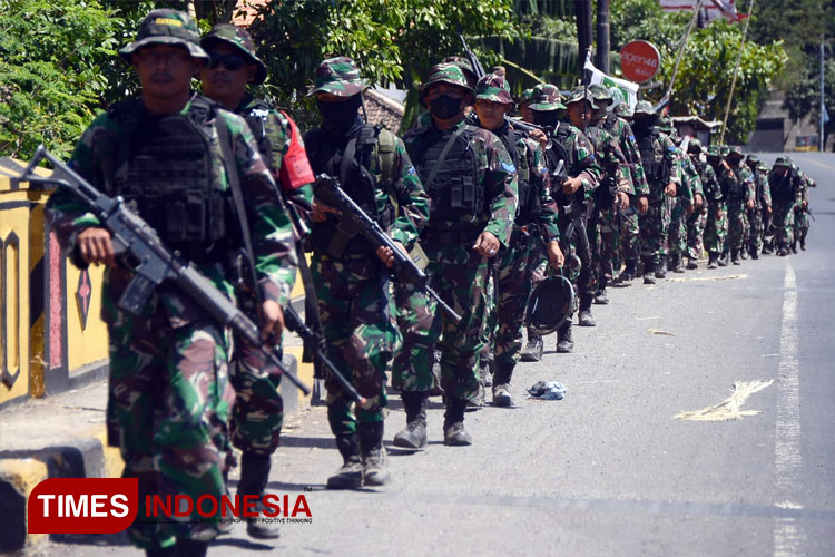 Puluhan prajurit TNI Saat berjalan kaki, saat melintas di jalan Provinsi Lintas Utara, Kabupaten Situbondo, Jatim, Senin 31/7/2023. (FOTO: Adhitya Hendra/TIMES Indonesia)