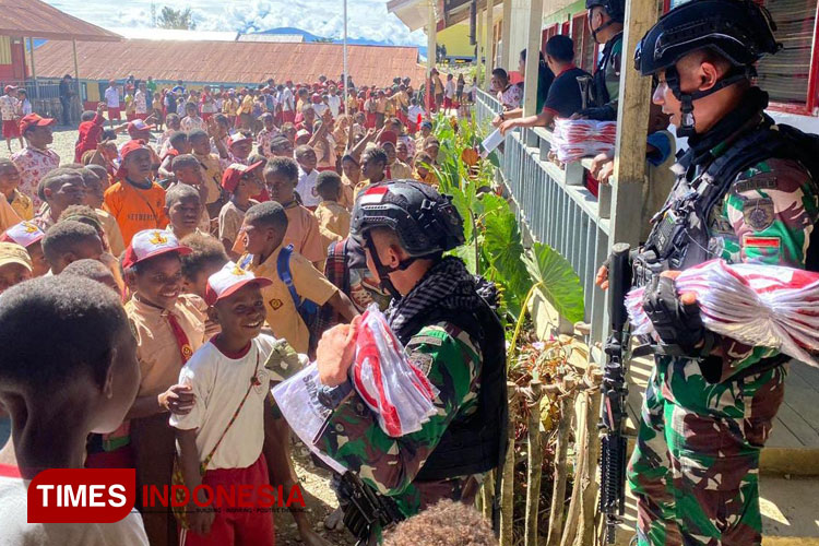 Merekam Keseruan 'Serbu Sekolah' Satgas Yonif PR 330/Tri Dharma: Pembangkit Semangat Anak Papua Melalui Aksi Pendidikan