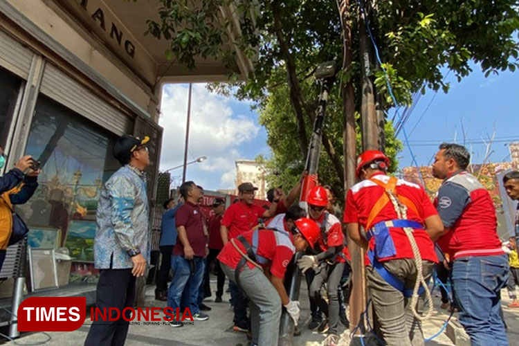 Wali Kota Malang, Sutiaji saat meninjau langsung penurunan kabel milik PT Telkom di wilayah Kayutangan Heritage. (FOTO: Humas Pemkot Malang/TIMES Indonesia)