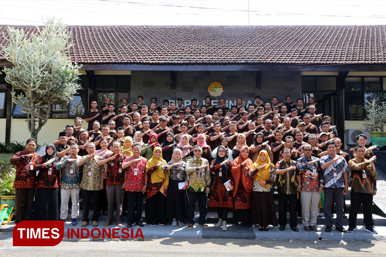 Foto bersama usai penutupan pelatihan sejuta petani dan penyuluh volume 7, Jumat (28/7/2023). (FOTO: BBPP Ketindan for TIMES Indonesia)