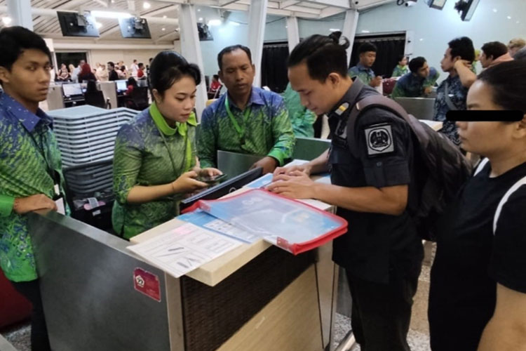 WN Tingkok Dideportasi dengan Pengawasan Imigrasi