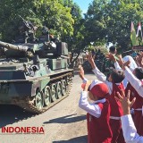 Murid SD Gembira Melihat Kendaraan Tempur Tank Saat Latgab TNI 2023