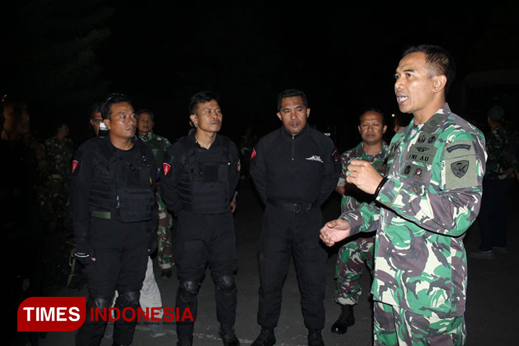 Komandan Pasukan Khusus Denmatra 2 Kopasgat Mayor Pasukan Adhi Prayogo (kanan) memberikan arahan sebelum penerjunan Tim Pasukan Khusus Denmatra 2 dalam Latgab TNI 2023, Selasa (1/8/2023). (Foto: Adhitya Hendra/TIMES Indonesia)