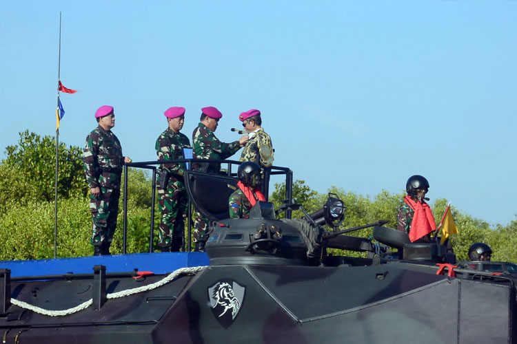 Menkopolhukam Mahfud MD menerima Brevet Kehormatan Anti Teror aspek laut dan Intai Para Amfibi Korps Marinir yang dipasang langsung oleh Panglima TNI Laksamana Yudo Margono di atas Tank LVTP-7 di Pantai Banongan, Situbondo, Selasa (1/8/2023). 