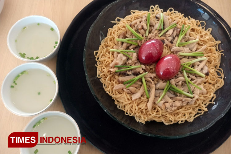 Mie Telur Merah Putih atau disebut juga 'mie panjang umur' merupakan tradisi warga Tionghoa menyambut kelahiran. Mie lezat ini kini tersedia di Restoran Mie Mapan, Selasa (1/8/2023). (FOTO: Lely Yuana/TIMES Indonesia) 