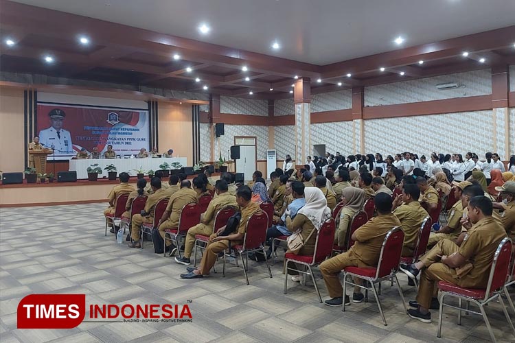 Pj Bupati Morootai Beri Motivasi Kerja saat Serahkan SK 84 PPPK Guru
