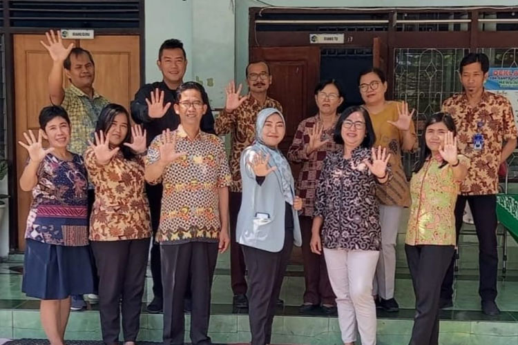 Salam 5 jari oleh narasumber Dr. Linda bersama para peserta di SDK Santo Yusuf Madiun. (Foto: Humas UNIPMA for TIMES Indonesia)
