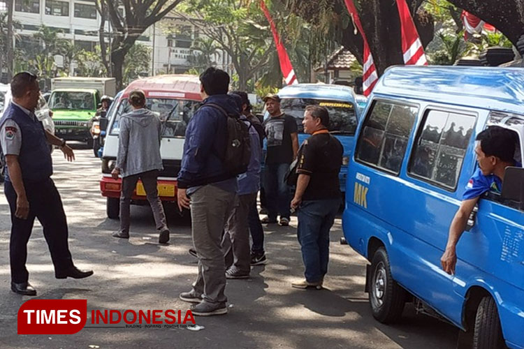 Sejumlah Sopir Angkot saat datang ke DPRD Kota Malang mengadu soal keterlambatan uang subsidi. (FOTO: Rizky Kurniawan Pratama/TIMES Indonesia)