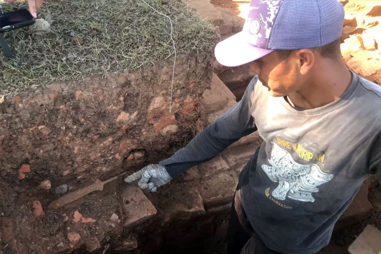 Temuan sebilah mata tombak dalam eskavasi Situs Klinterejo. (FOTO: Dok. Istimewa)