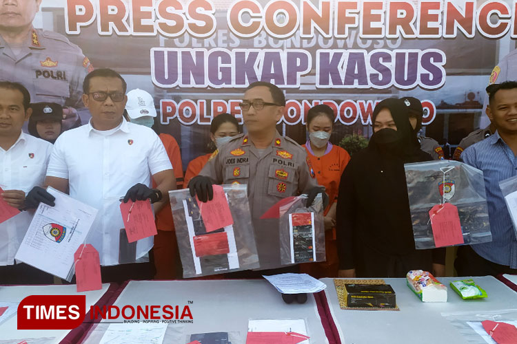 Tiga tersangka investasi bodong diamankan Polres Bondowoso (FOTO: Moh Bahri/TIMES Indonesia)