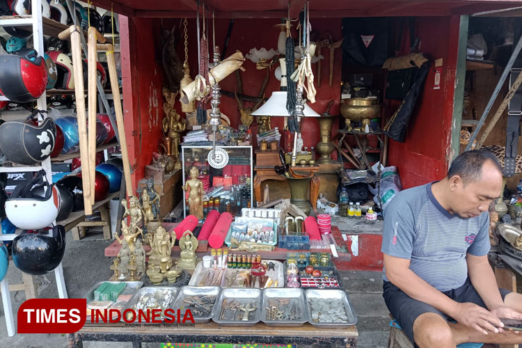 Toko antik milik Julian yang berada di tengah-tengah Pasar Comboran, Rabu (26/07/2023) (FOTO: M. Ade Nur Alfian/TIMES Indonesia)
