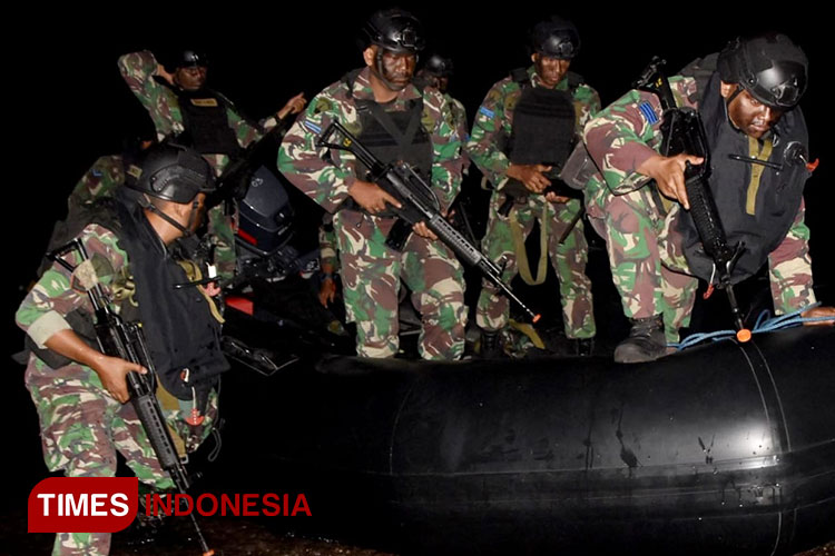 Sejumlah pasukan Brigof 2 Marinir melakukan pendaratan khusus dengan menggunakan kapal karet untuk melakukan penghancuran ke area musuh saat Latgab TNI 2023 di Situbondo, Selasa (1/8/2023). (FOTO: Adhitya Hendra/TIMES Indonesia)