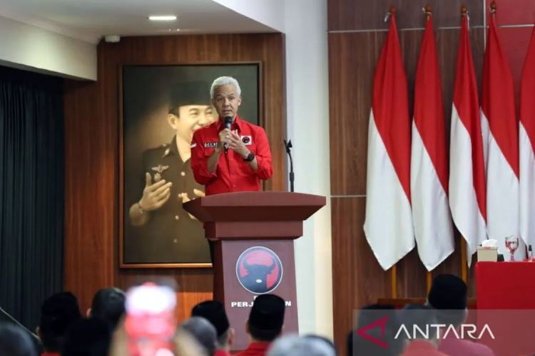 Bakal calon presiden dari PDI Perjuangan, Ganjar Pranowo, menerima arahan terbaru dari Ketua Umum PDI Perjuangan, Megawati Soekarnoputri. (Foto PDI Perjuangan)