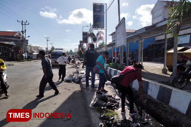 Beri Motivasi dan Edukasi, UPTB Pasar Waingapu Gencar Bersihkan Sampah dan Selokan