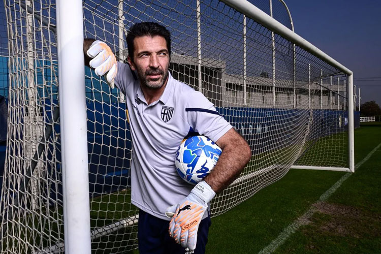 Gianluigi Buffon pensiun dari sepak bola di usia 45 tahun setelah dua tahun membela Parma. (Foto: ANTARA/AFP/MIGUEL MEDINA)