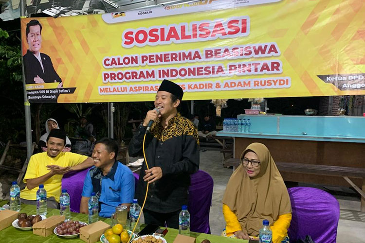 Ketua DPD Partai Golkar Sidoarjo, Adam Rusydi saat penyerahan Beasiswa Program Indonesia Pintar (PIP). (Foto: dok Golkar Sidoarjo)