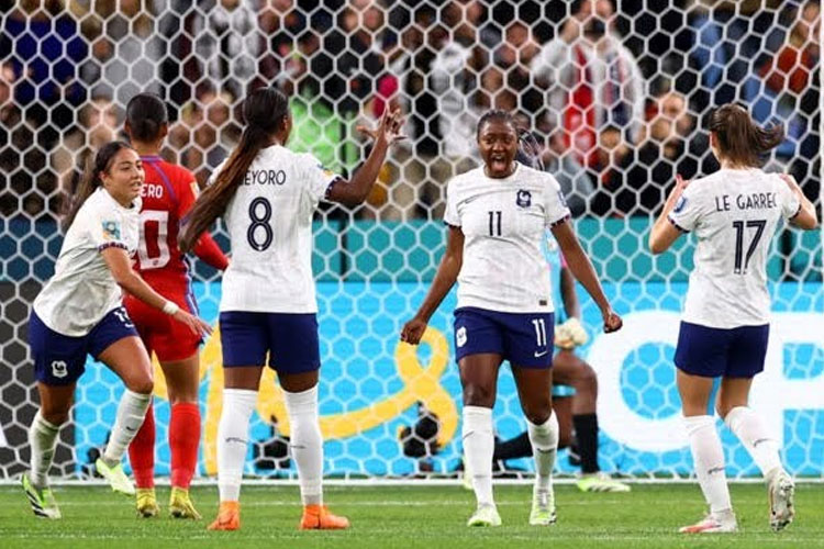Kadidiatou Diani merayakan bersama rekan satu timnya setelah mencetak gol ketiga Prancis melawan Panama di Stadion Sepak Bola Sydney pada 2 Agustus 2023. (FOTO: France24/Reuters)