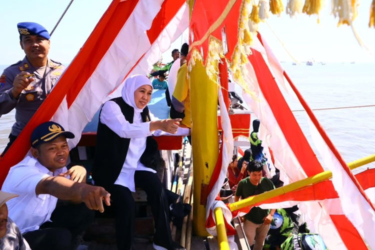 Khofifah Ikut Larung Sesajen Petik Laut di Pantai Kalibuntu Probolinggo, Ini Pesannya