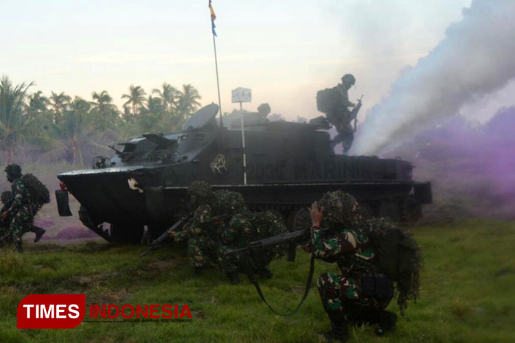 Pasukan pendarat Korps Marinir Brigif 2 berada di sekitar ranpur amfibi saat akan melakukan formasi penyerangan dalam Latgab TNI 2023 di Pantai Banongan, Selasa (1/8/2023). (Foto: Aditya Hendra/TIMES Indonesia)
