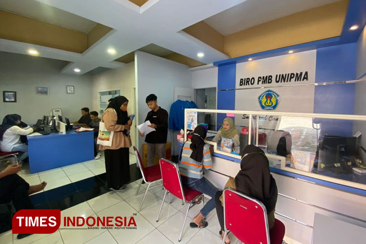 Para calon mahasiswa baru UNIPMA mengantre di teller biro PMB UNIPMA. (Foto: Humas UNIPMA for TIMES Indonesia)