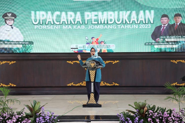 Mundjidah Wahab, Bupati Jombang saat membuka (Porseni) Madrasah Aliyah (MA) Tingkat Kabupaten Jombang Tahun 2023, di Pendopo Kabupaten Jombang, Selasa (1/8/2023). (FOTO: Bambang Cahyono/TIMES Indonesia).