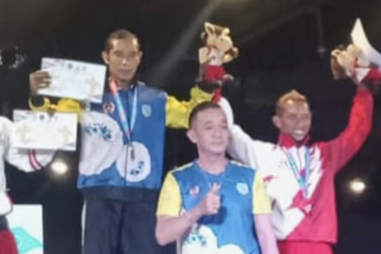Hendi Hendriyana (berjaket biru kuning) saat menerima medali Emas pada Porprov 2022, beberapa bulan yang lalu, (FOTO: Harniwan Obech/TIMES Indonesia)