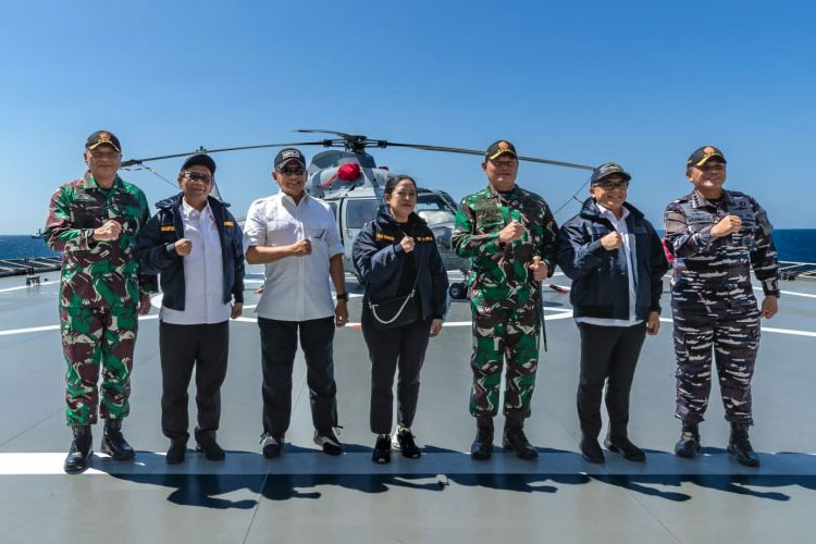 Ketua DPR RI Puan Maharani menyaksikan Latgab TNI 2023 dari atas kapal KRI dr Radjiman Wedyodiningrat-992, di Perairan Laut Bali, Senin (31/7/2023). (FOTO: ANTARA/HO-DPR)