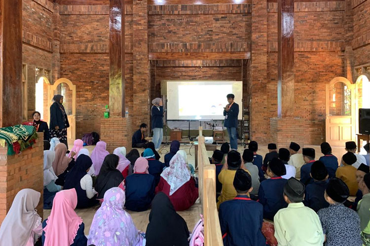 Angka Putus Sekolah Tinggi, MMD UB Sosialisasikan Pentingnya Literasi di Desa Olak Alen Blitar
