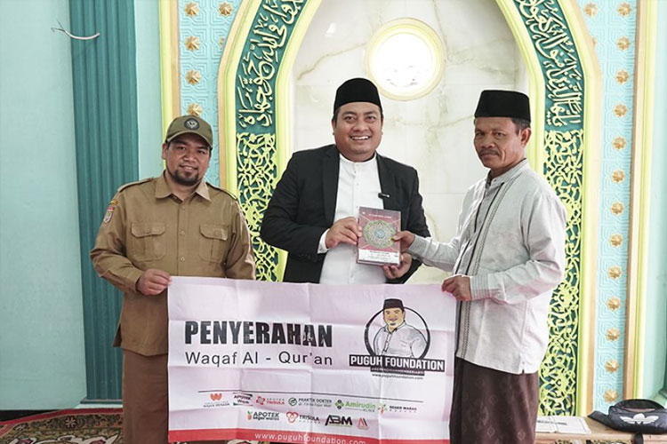 Founder RSU Wajak Husada Malang Serah Terimakan Waqaf Quran di TPQ Poncokusumo