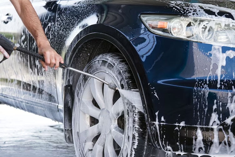 A car being washed. (Photo: Fantastic Studio/Freepik)