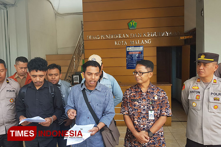 Press release yang digelar MCW di halaman kantor Disdikbud Kota Malang,  Kamis (3/8/2023). (Foto: Achmad Fikyansyah/TIMES Indoensia)