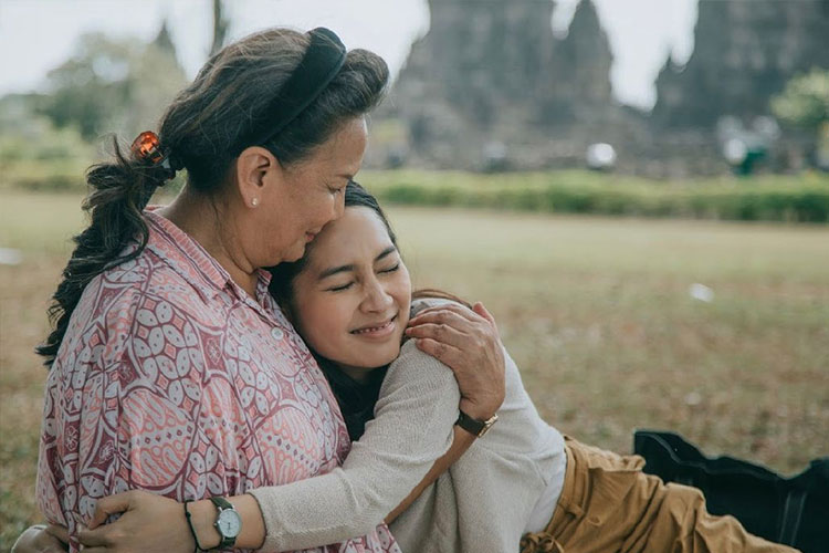 Film Just Mom dengan produser Hanung Bramantyo dan pemain utama Christine Hakim sudah dapat disaksikan di Bioskop Online. (Foto: Bioskop Online)