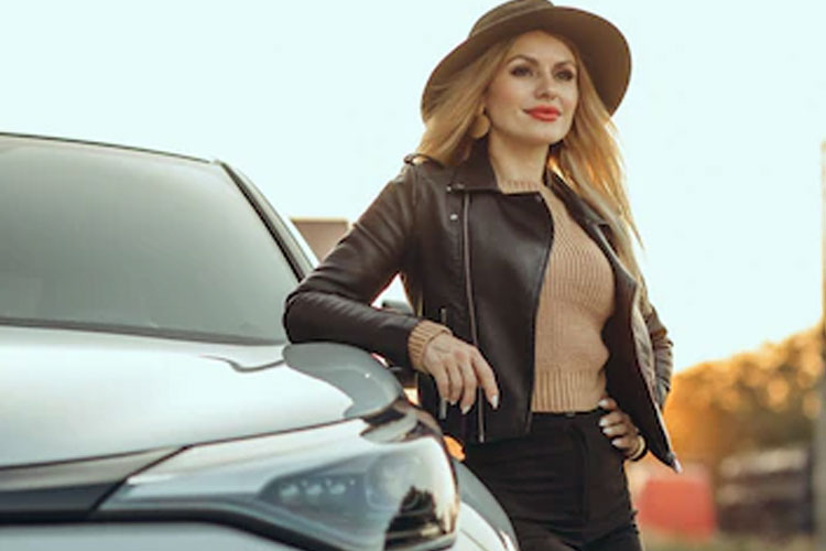 Girl lean on a white car. (Photo: senivpetro/Freepik)