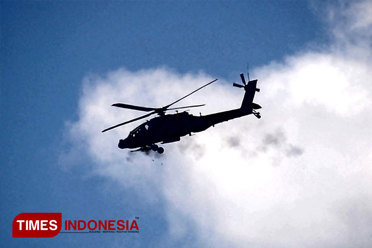 Helikopter Apache milik Puspenerbad melakukan manuver untuk melakukan penembakan ke area musuh saat Latgab TNI 2023 di Situbondo, Selasa (1/8/2023). (FOTO: Aditya Hendra/TIMES Indonesia)