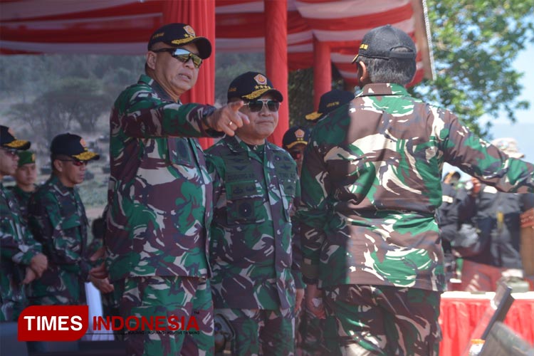 Kepala Staf TNI Angkatan Udara (Kasau) Marsekal TNI Fadjar Prasetyo (kiri), saat berada di titik 12 untuk meninjau laptop TNI 20023, Situbondo Selasa (1/8/2023) (Foto: Aditya Hendra/TIMES Indonesia)
