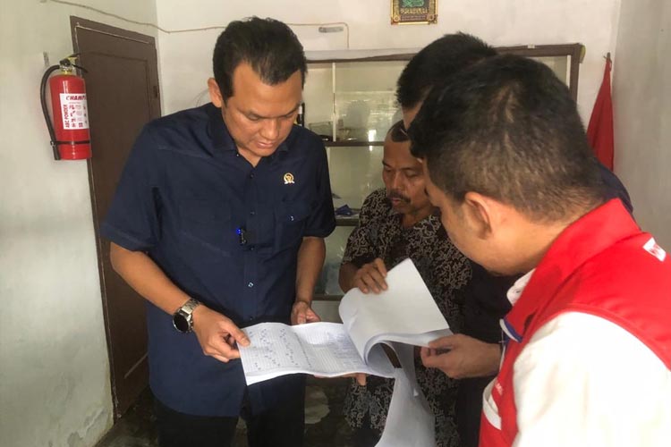 Wakil ketua Komisi VI DPR RI Martin Manurung saat mengunjungi salah satu pangkalan LPG di Medan - (FOTO: dok Martin Manurung Center)