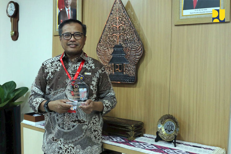 Sekjen Kementerian PUPR RI Mohammad Zainal Fatah saat menerima penghargaan E-Purchasing Award 2023 di Jakarta, Kamis (3/8/2023) (FOTO: Biro Komunikasi Publik Kementerian PUPR RI)