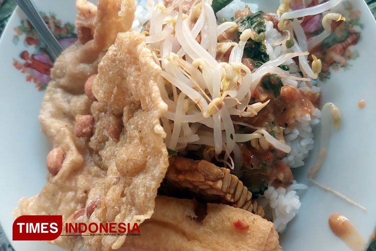 Ilustrasi Pecel dengan Sambal Kacang (FOTO: Tiara Firgishanda Ipaenin/TIMES Indonesia)Caption 2: Ilustrasi Naskah Babad Tanah Jawi