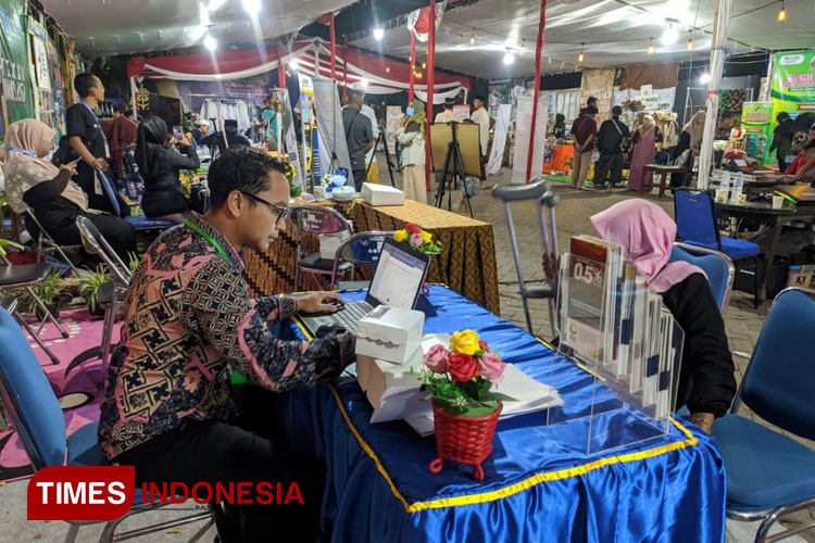 Asisten Penyuluh Pajak Hafid Kartika layani konsultasi pelaporan Surat Pemberitahuan (SPT) Tahunan wajib pajak difabel. (FOTO: AJP TIMES Indonesia)