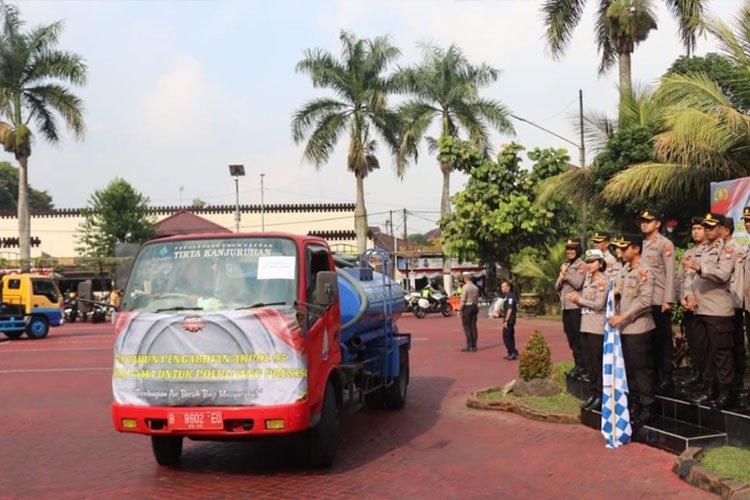 Kapolres Malang AKBP Putu Kholis Aryana ketika memberangkatkan truk tangki air bersih. (Foto: Humas Polres Malang)