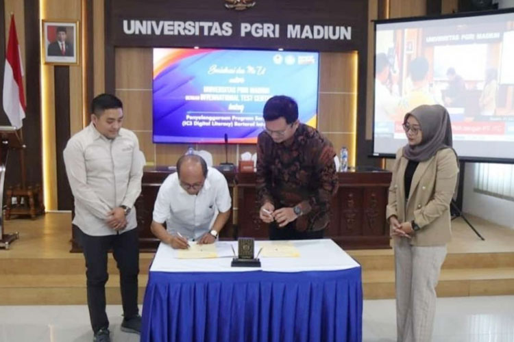 Rektor Universitas PGRI Madiun menandatangani perjanjian kerjasama dalam penyelenggaraan sertifikasi kompetensi IT bertaraf internasional (Certiport). (Foto: Humas UNIPMA for TIMES Indonesia)