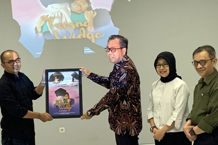 Rektor UWM Yogyakarta, Prof Edy Suandi Hamid (kanan) memberikan apresiasi besar kepada Dosen AP UWM sekaligus Produser dalam karya Tresna Widya, SL Harjanta. (Foto: Dok. SL Harjanta)